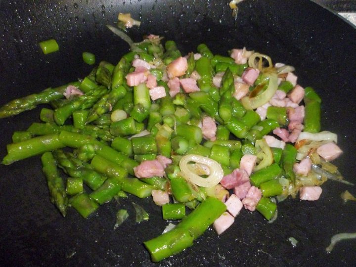 gnocchi-con-porri-pancetta-affumicata-e-asparagi