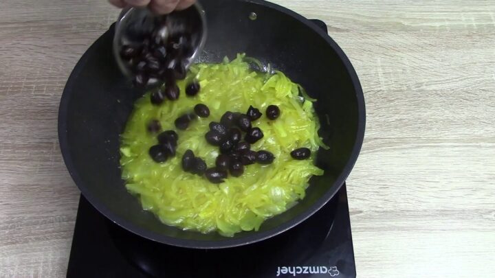 cipolle-allo-zafferano-e-olive-nere