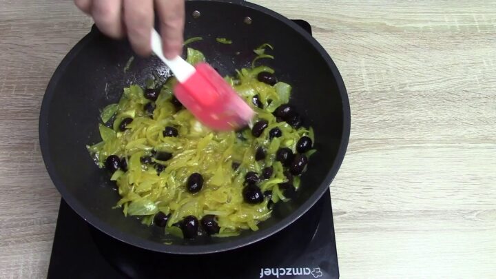 cipolle-allo-zafferano-e-olive-nere