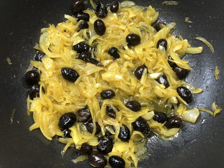 ricetta-cipolle-allo-zafferano-e-olive-nere